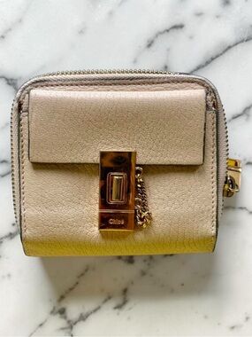 Chloe 🪢 EUC Beige Drew Pebble Leather Compact Wallet with Gold Turn-Lock